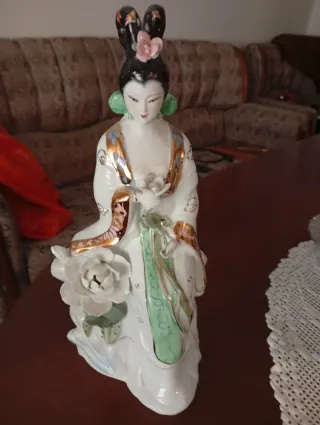 Figura de porcelana mujer con flor
