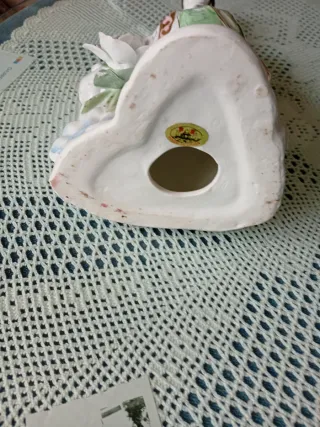 Figura de porcelana mujer con flor