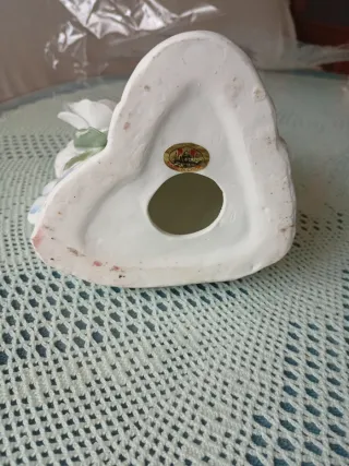 Figura de porcelana mujer con flor