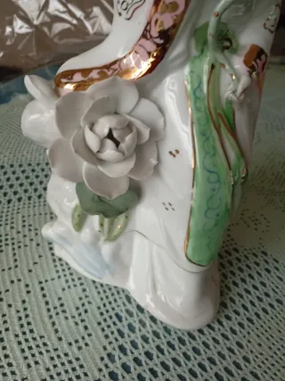 Figura de porcelana mujer con flor