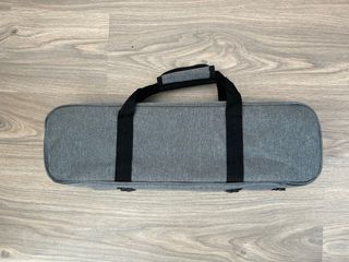 Pedalera con 5 pedales de guitarra.