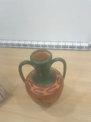 Jarra cerámica decorativa verde y marrón