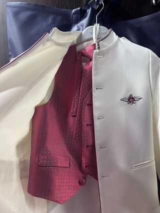 Traje de Comunión Blanco con Detalles Rojos