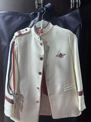 Traje de Comunión Blanco con Detalles Rojos