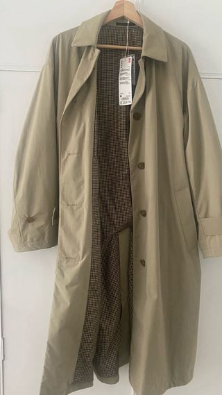 Gabardina Uniqlo Beige Nueva tejido impermeable.