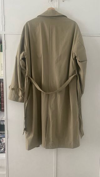 Gabardina Uniqlo Beige Nueva tejido impermeable.