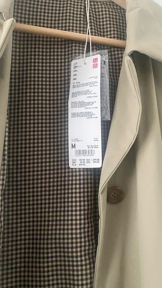 Gabardina Uniqlo Beige Nueva tejido impermeable.