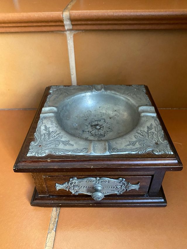 Cenicero antiguo madera con cajón