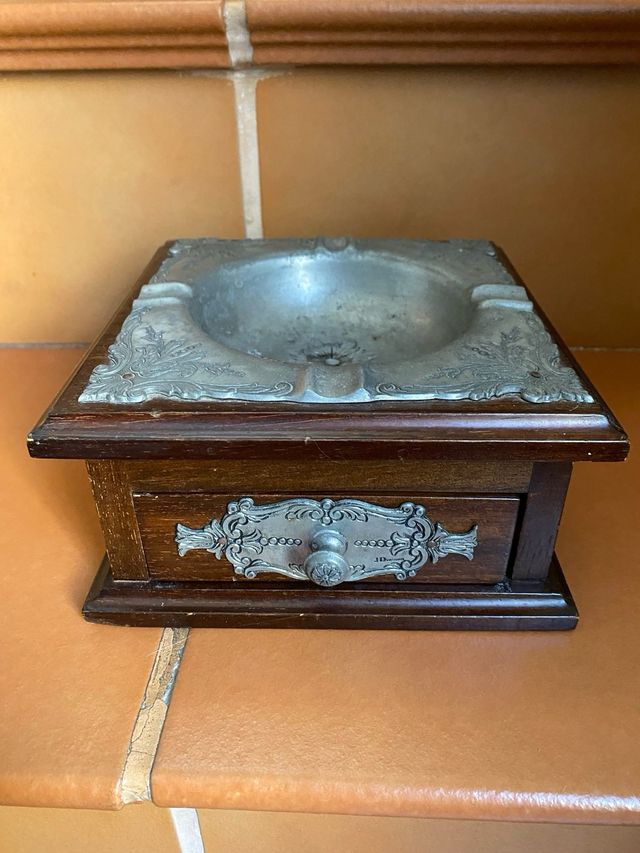 Cenicero antiguo madera con cajón