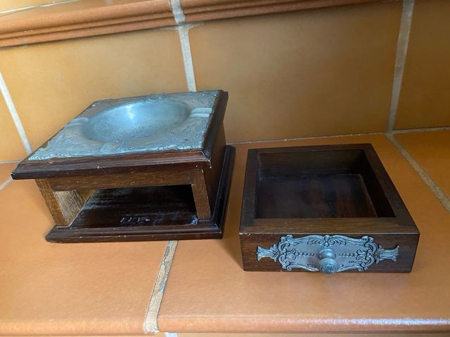 Cenicero antiguo madera con cajón