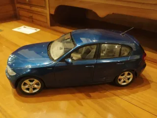 BMW Serie 1. Marca Kyosho. Escala 1/18.