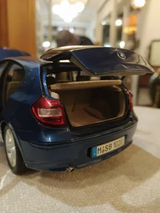 BMW Serie 1. Marca Kyosho. Escala 1/18.