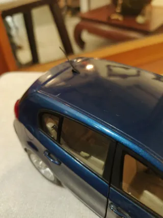 BMW Serie 1. Marca Kyosho. Escala 1/18.