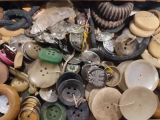 Botones y caja Antigua.