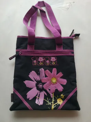 Bolso de Hombro Negro con Flores Rosas