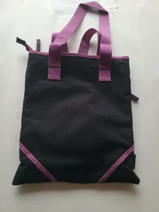 Bolso de Hombro Negro con Flores Rosas