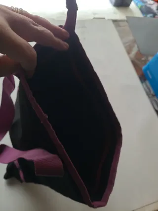 Bolso de Hombro Negro con Flores Rosas