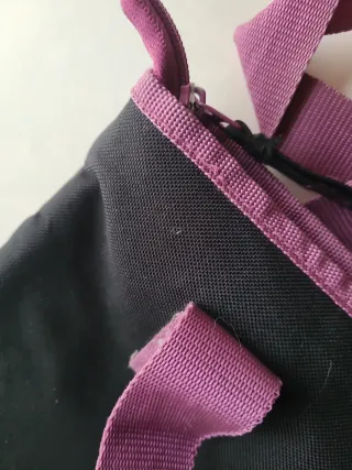 Bolso de Hombro Negro con Flores Rosas