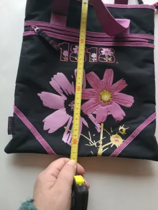 Bolso de Hombro Negro con Flores Rosas