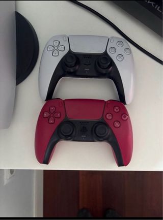Mando PS5 DualSense Blanco y Rojo.