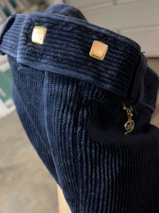 Pantalón de equitación de pana azul.