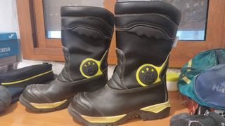 Botas de bombero negras y amarillas