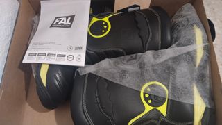 Botas de bombero negras y amarillas