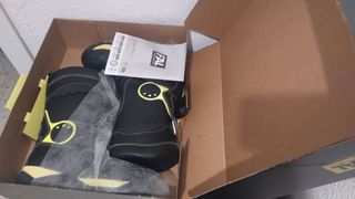 Botas de bombero negras y amarillas