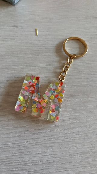 Llavero letra M con corazones