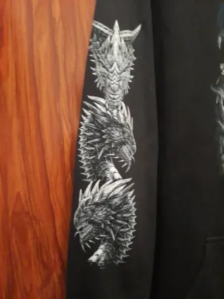 Chaqueta con cremallera y dragones