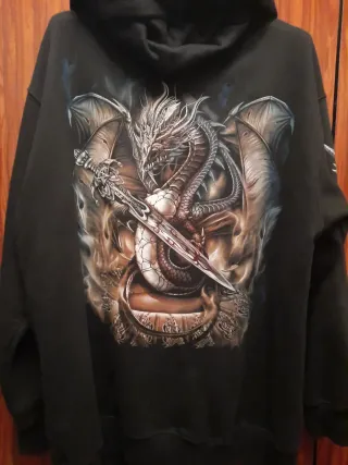 Chaqueta con cremallera y dragones