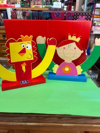 2 Expositores de madera diseño infantil