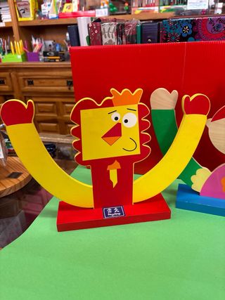 2 Expositores de madera diseño infantil