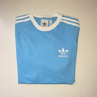 Camiseta Adidas 3 Stripes Celeste