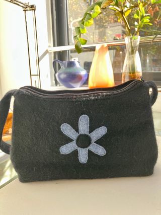 Bolso pequeño de mano negro con flor