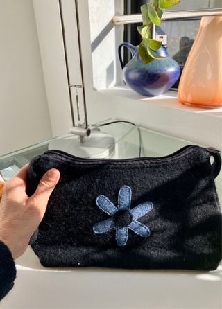 Bolso pequeño de mano negro con flor