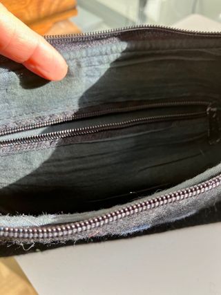 Bolso pequeño de mano negro con flor