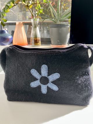Bolso pequeño de mano negro con flor