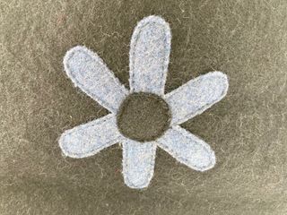 Bolso pequeño de mano negro con flor