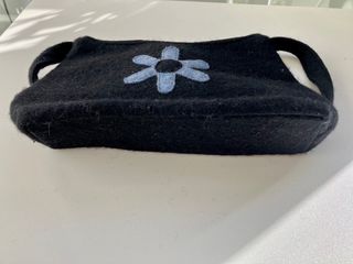 Bolso pequeño de mano negro con flor