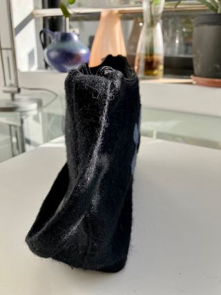 Bolso pequeño de mano negro con flor