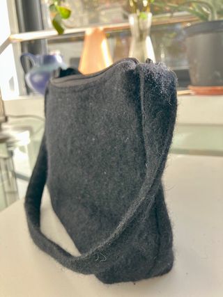 Bolso pequeño de mano negro con flor
