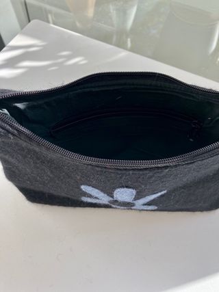 Bolso pequeño de mano negro con flor