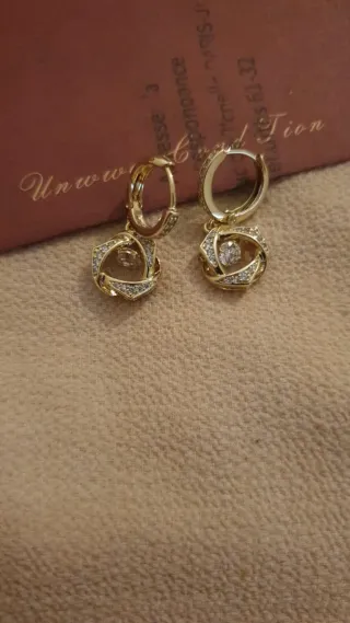 Pendientes dorados con circonitas