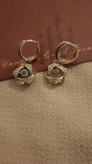 Pendientes dorados con circonitas