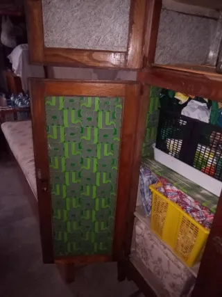 Alacena antigua de madera y cristal