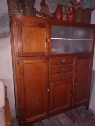 Alacena antigua de madera y cristal