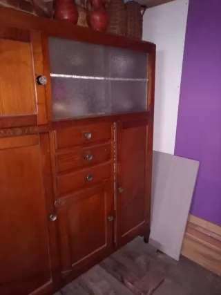 Alacena antigua de madera y cristal