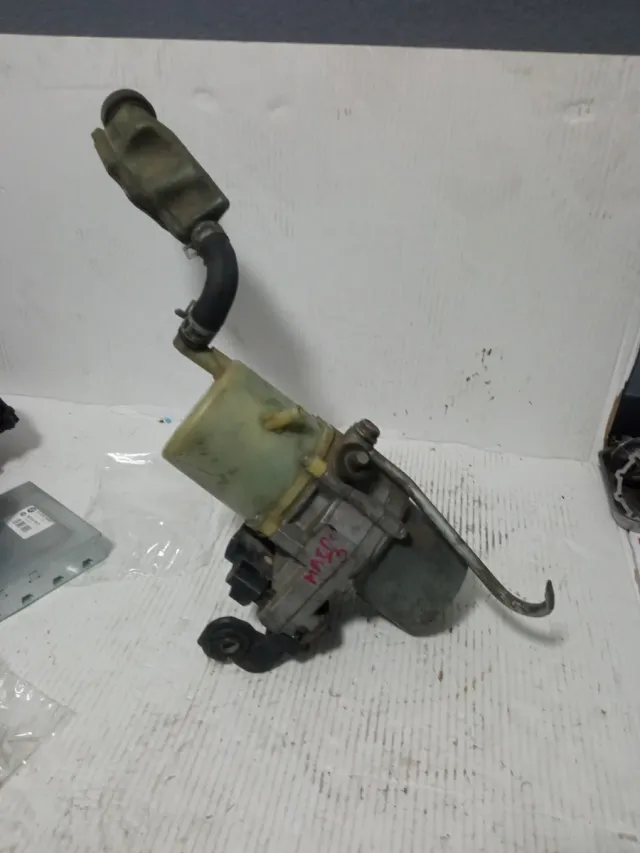 Bomba Dirección Mazda 3 2009