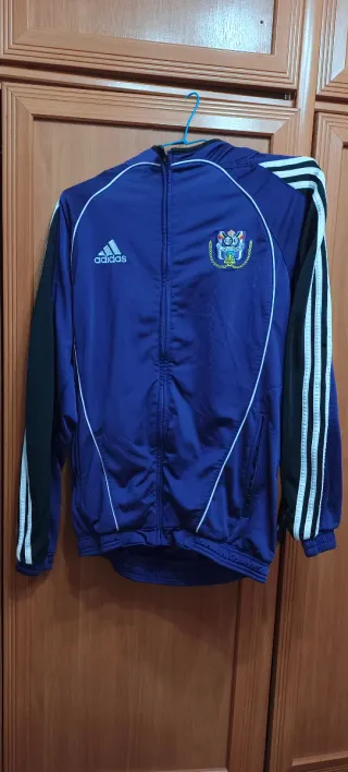 Chaqueta Adidas morada con Escudo